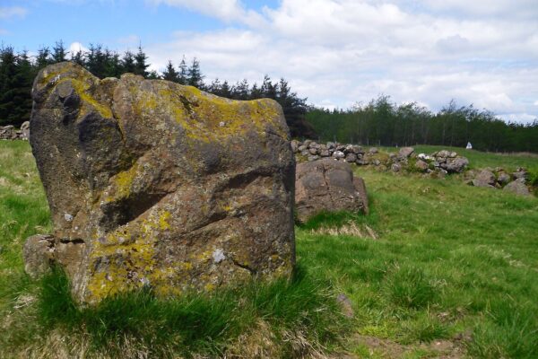 11-Standing_Stones_on_the_Gleniffer_Braes_Paisley_Renfrewshire._-_panoramio-600x400.jpg