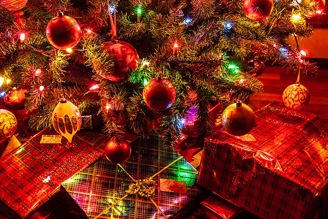 640px-Christmas_Tree_and_Presents