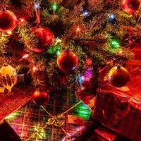 640px-Christmas_Tree_and_Presents