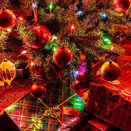 640px-Christmas_Tree_and_Presents
